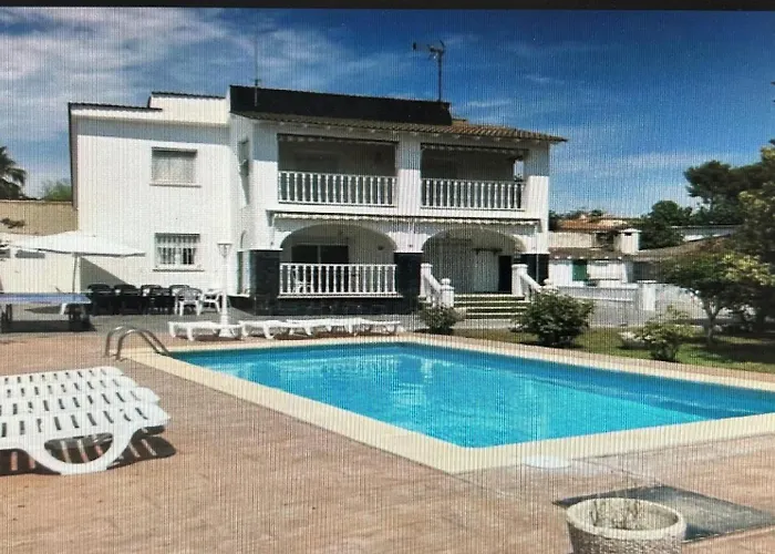 Con Piscina Privada La Riera (Catalonia)